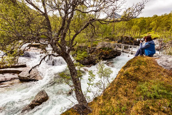 游客与相机在河,挪威 — 图库照片