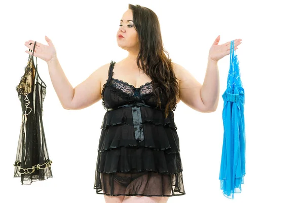 Plus size vrouw passend satijnen nachtkleding — Stockfoto