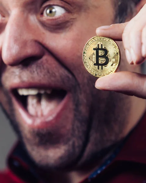 Hombre sosteniendo bitcoin de oro — Foto de Stock