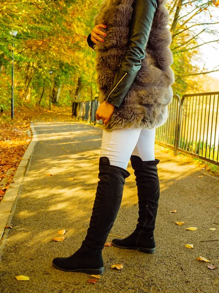 Frau trägt im Herbst lange Weste aus Fell — Stockfoto