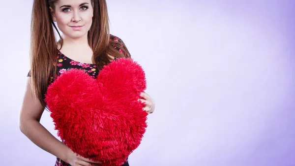 Kalp tutan mutlu kadın yastık şeklinde — Stok fotoğraf
