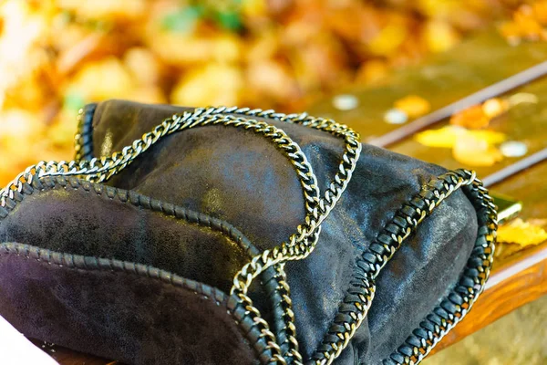 Bolsa de mão de couro preto com correntes de prata — Fotografia de Stock