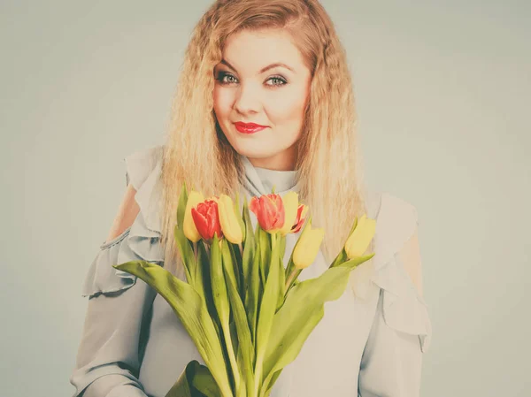 Pretty woman med röda gula tulpaner gäng — Stockfoto