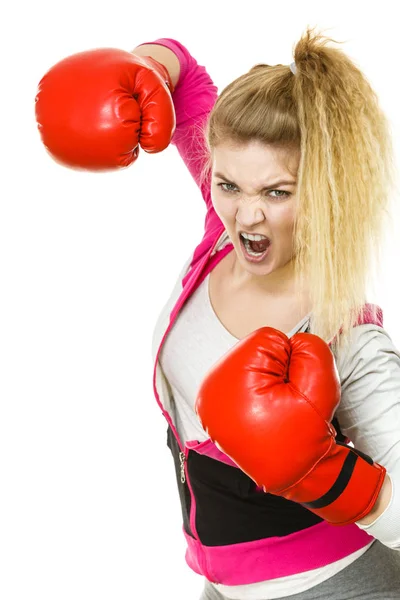 Mujer enojada usando guantes de boxeo — Foto de Stock