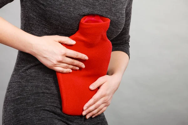 Κράμπες στο στομάχι συναίσθημα γυναίκα ζεστό μπουκάλι νερό εκμετάλλευση — Φωτογραφία Αρχείου