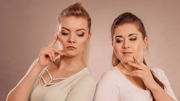 Duas mulheres a pensar em algo. — Fotografia de Stock