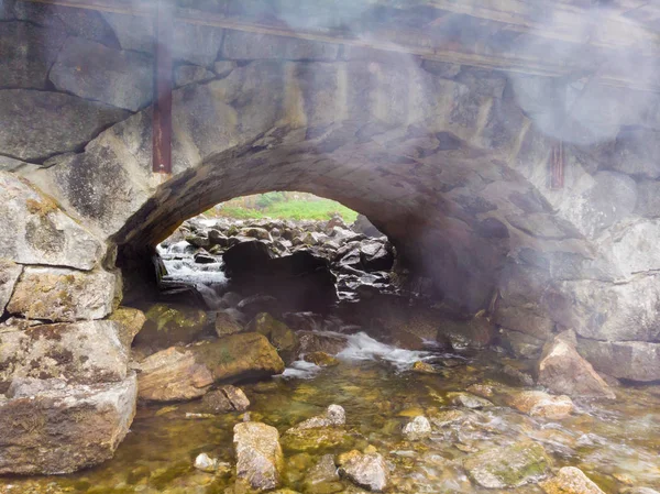 Bridge stone arch and river — Stock Photo, Image