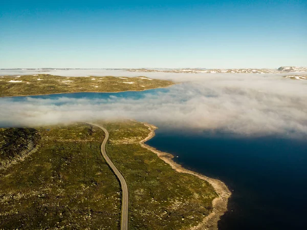 Silniční přejezd náhorní plošině Hardangervidda, Norsko. Letecký pohled. — Stock fotografie