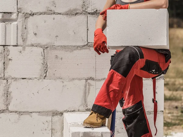 Vrouw die werkt met bakstenen — Stockfoto