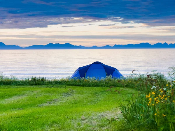 Sátor a strandon, Lofoten szigetek, Norvégia — Stock Fotó