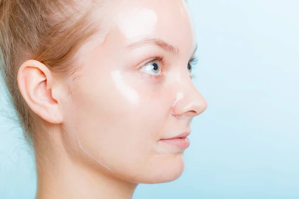 Cerca de la mujer en la piel facial de la máscara . — Foto de Stock