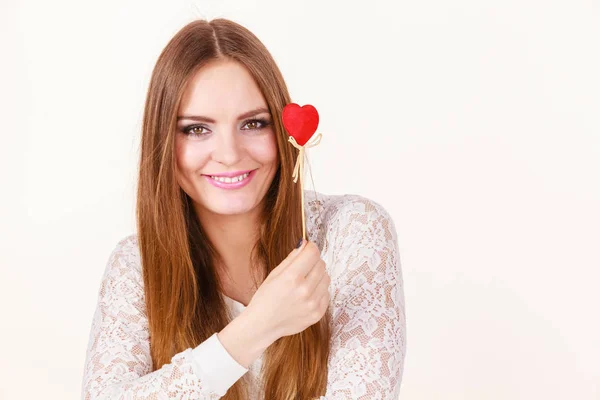 Mooie vrouw met hartvormige hand stok — Stockfoto