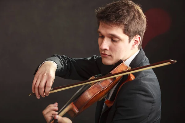 Mężczyzna ubrany elegancko gra na skrzypcach — Zdjęcie stockowe
