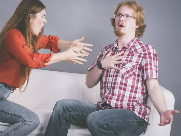 Hombre y mujer peleando — Foto de Stock