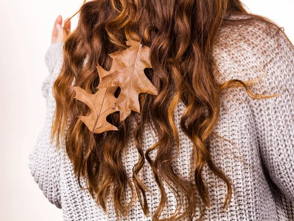 Mulher com folhas de outono em cabelos castanhos longos — Fotografia de Stock