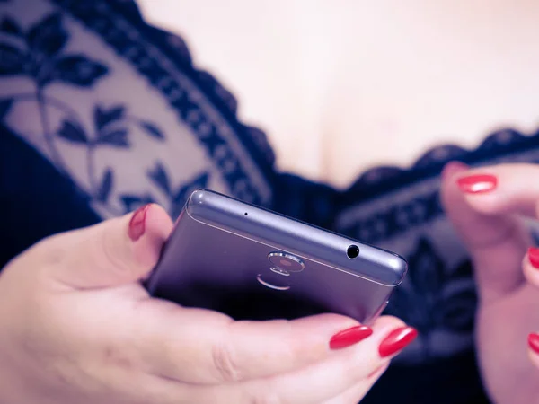 Mulher sutiã peito grande usando telefone — Fotografia de Stock