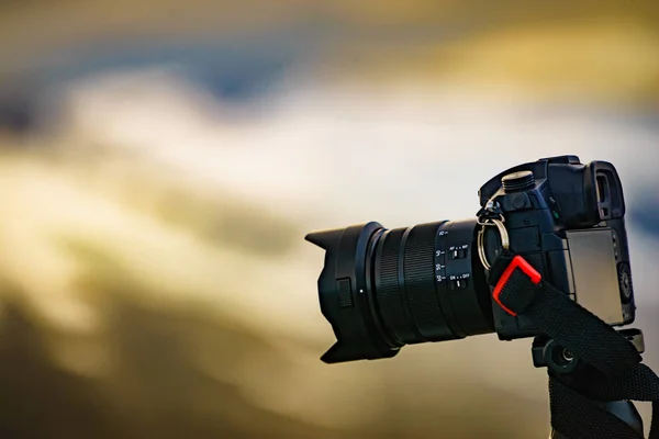 Fotografická kamera na přírodě — Stock fotografie