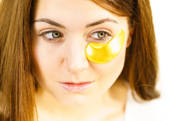 Frau mit Goldflecken unter den Augen — Stockfoto