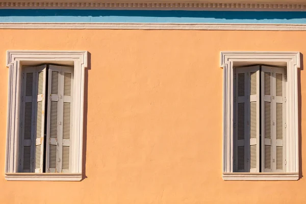 Persianas de ventana antiguas en casa naranja —  Fotos de Stock