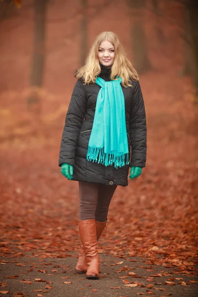 Attraktive Frau im herbstlichen Park. — Stockfoto