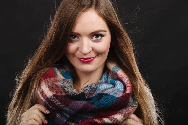 Leende flicka klädd varm trä halsduk — Stockfoto