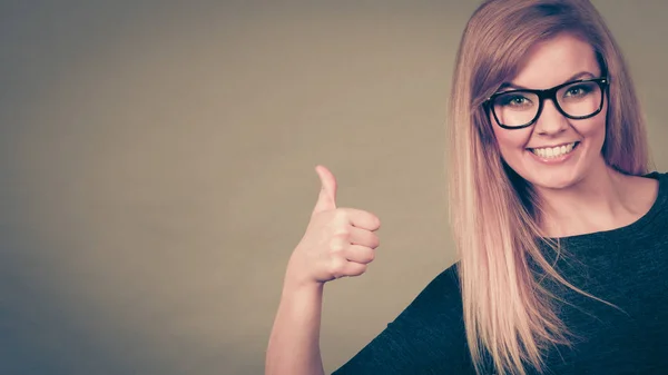 Portret van gelukkig blonde vrouw die lacht met vreugde — Stockfoto