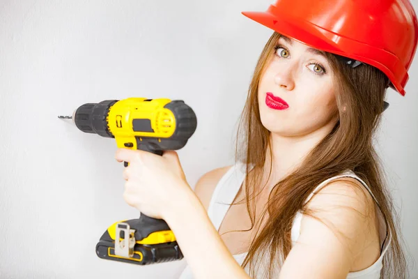 Mulher usando driil poder para o trabalho em casa — Fotografia de Stock