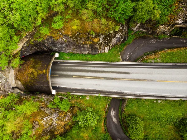 Vue aérienne. Route avec tunnel en montagne Norvège — Photo