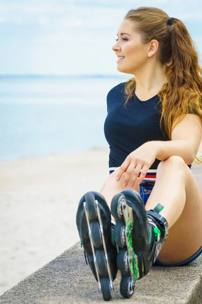 Menina vestindo patins à beira-mar — Fotografia de Stock