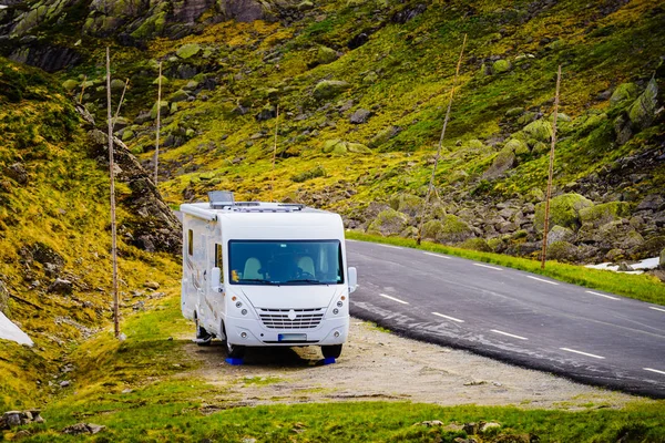 Кемпер автомобіля в Норвезька гори — стокове фото
