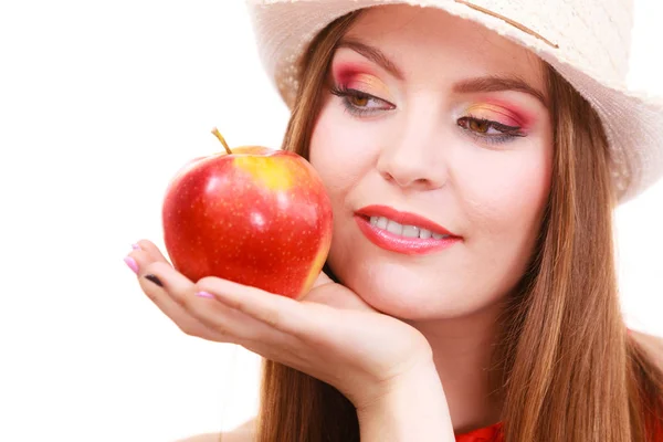 Mujer verano sombrero colorido maquillaje sostiene fruta de manzana — Foto de Stock