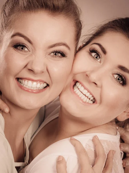 Dois amigos felizes mulheres abraçando — Fotografia de Stock