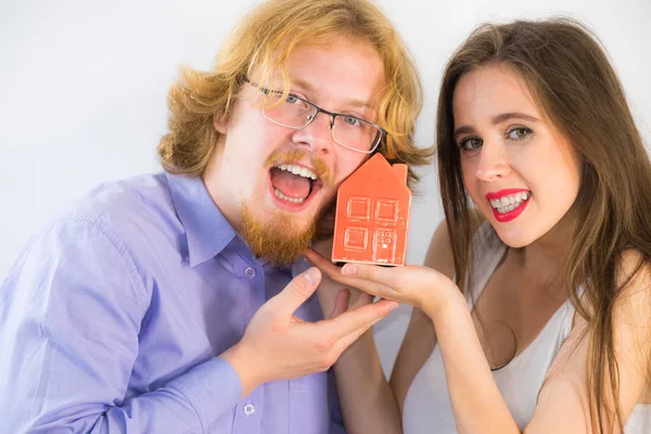 Щаслива пара купує новий будинок — стокове фото