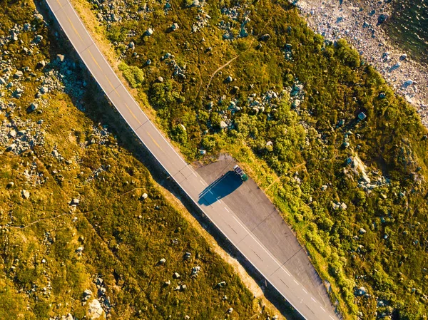 Vista de arriba abajo. Coche campista en carretera, Hardangervidda plateau, Noruega —  Fotos de Stock