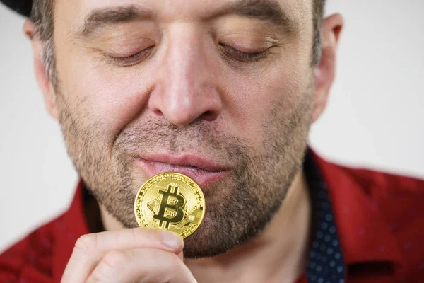 Hombre que tiene moneda bitcoin — Foto de Stock