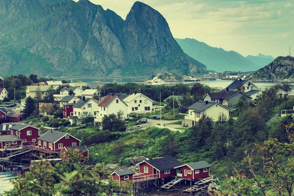 Fjord a hory krajina. Lofoten ostrovy Norska — Stock fotografie