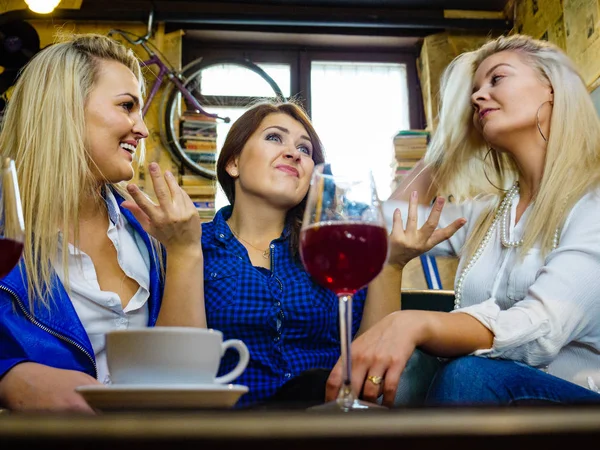 Girls in club talking drinking alcohol — Stock Photo, Image