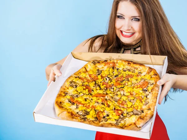 Жінка тримає велику піцу в коробці — стокове фото