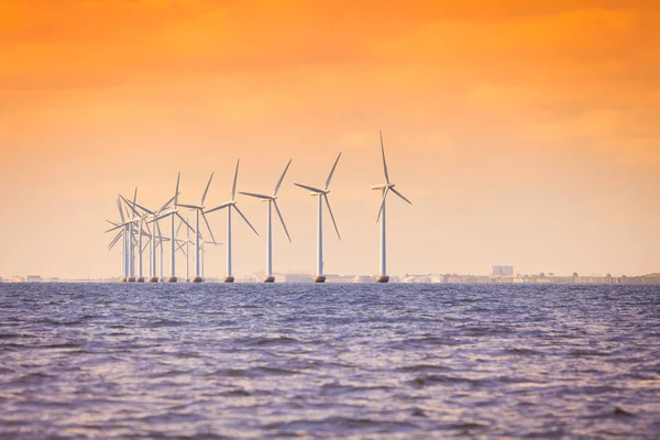 Větrné turbíny farmy v Baltském moři, Dánsko — Stock fotografie