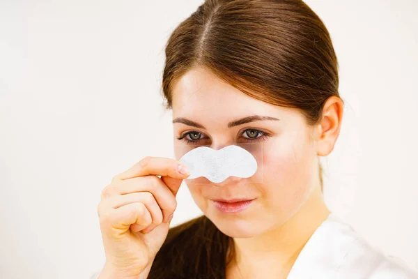 Donna che applica strisce poro sul naso — Foto Stock