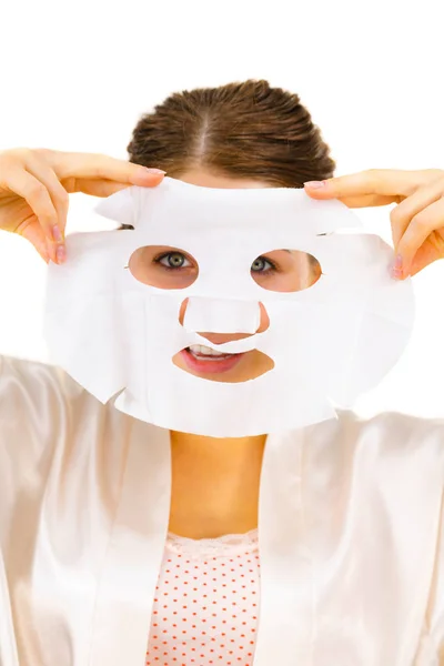 Donna che applica maschera foglio sul viso — Foto Stock