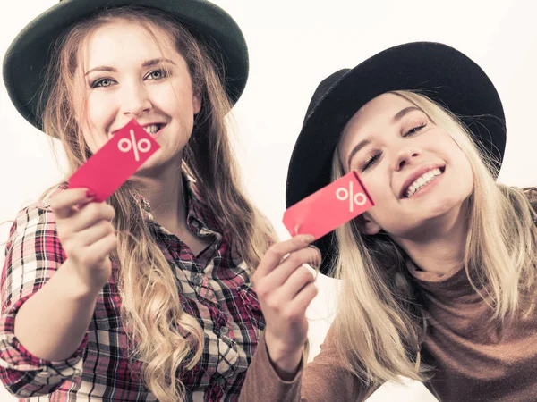 Duas mulheres após a venda de compras — Fotografia de Stock