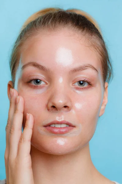 Kvinna i facial peel off mask. — Stockfoto