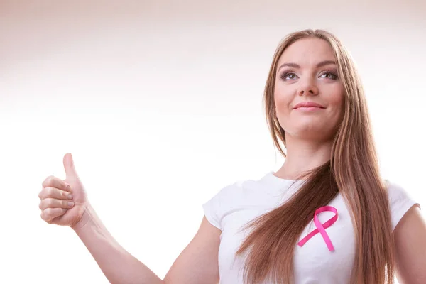 Mulher rosa fita de câncer no peito fazendo polegar para cima — Fotografia de Stock