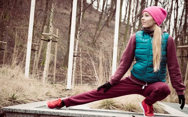 Sportieve meisje die zich uitstrekt buiten in park. — Stockfoto