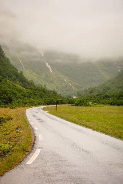 Dimmiga bergen i Norge — Stockfoto