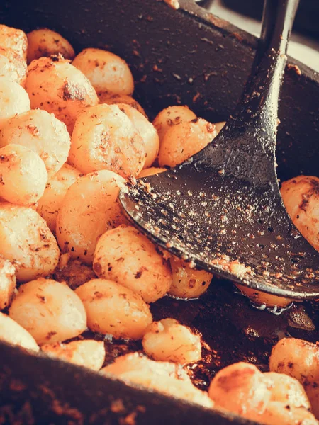 Podpořil mladé brambory s kořením v misce — Stock fotografie