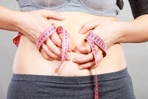 胃保持測定テープに触れる女性 — ストック写真