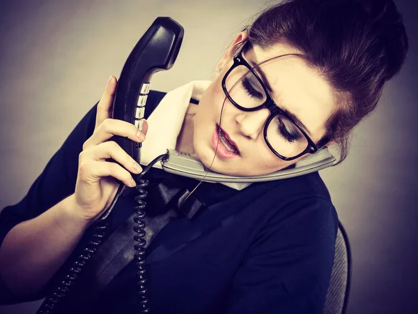 Schläfrige Geschäftsfrau im Büro bei der Arbeit — Stockfoto