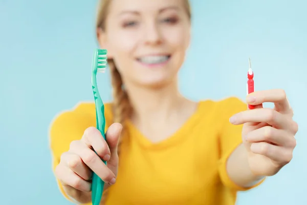 İnterdental ve geleneksel fırça kullanarak diş diş telleri ile kız — Stok fotoğraf